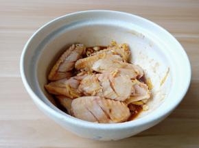 用筷子拌均匀腌制半小时入味。