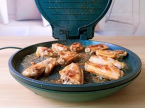 加一点点油，加上鸡翅煎。