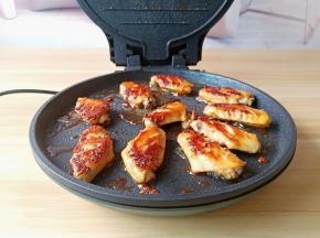 记得翻面煎，煎至两面金黄即可【金黄色的鸡皮和多汁的肉质全靠电饼铛上下的受热均匀】