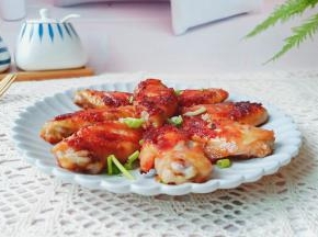 鸡皮是金黄色的，看着烤好的鸡翅晶莹的汁水都渗透出来。