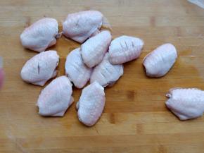 鸡翅泡去血水，表面划几刀或者用叉子戳洞