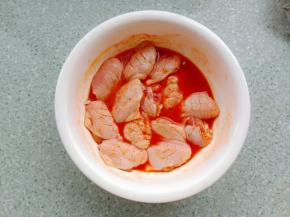 放入调好的奥尔良烤肉料，腌制2个小时