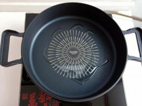 锅中倒入少许油