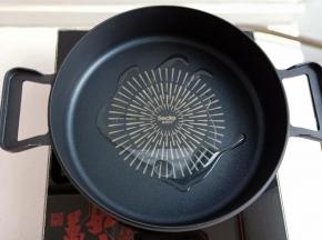 锅中倒入少许油