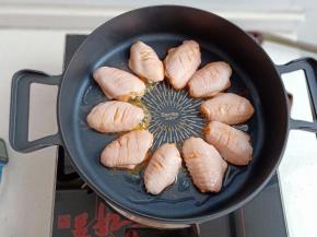 油热后摆入鸡翅煎至两面金黄熟透