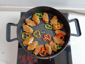 放适量切好的彩椒，稍微煎一下