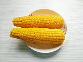 老玉米煮熟晾凉。