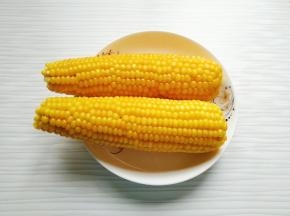 老玉米煮熟晾凉。