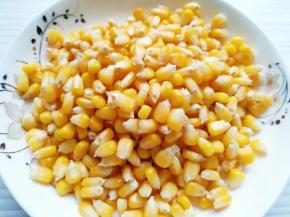 将玉米粒剥下来。