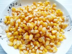 将玉米粒剥下来。