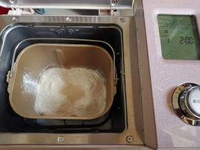 把水、蛋液、糖和盐（对角放）、奶粉、面粉和酵母都倒入面包桶里，如果室温高的话，就需要用冰水和面。把面包桶放入到东菱JD08面包机里，启动和面程序10分钟