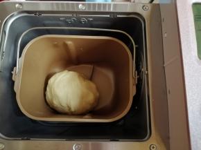 和面结束后，加入切成小块的黄油，继续和面16分钟，和至扩展阶段即可，做这种小面包，不需要揉出手套膜