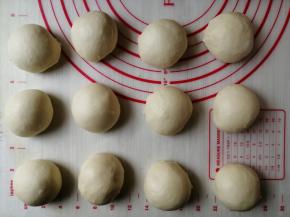 把和好的面团分成12等份，每一份大概是50克，滚圆，盖上保鲜膜