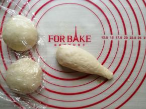 把每一份小面团都搓成水滴状