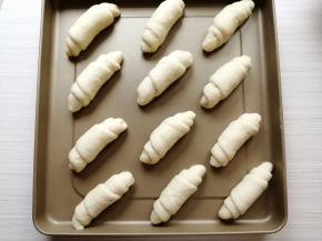 收口朝下，放在不粘烤盘上