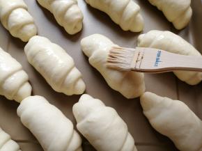 把面包胚放入烤箱（并放置一碗热水，使烤箱达到一定的湿度），用烤箱的发酵档35度，使面包胚发酵两倍大，在上面用毛刷刷上全蛋液，这样烤好的面包色泽更漂亮