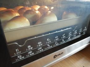 放入已经预热好上火165度，下火170度的东菱K40C烤箱中下层，烘烤15分钟左右。烘烤结束，把面包取出放在晾架上晾凉，未食用的面包，放入保鲜袋中，扎紧袋口，在室温下保存即可，最多可以保存三天