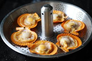 放入蒸锅的网格。