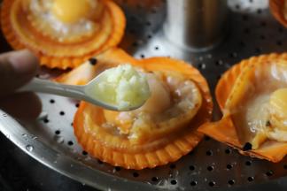 蒜头剁成蒜泥，用小勺子平均的放到每个扇贝上。