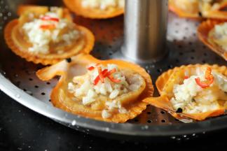 红辣椒切称丝，放上扇贝上。