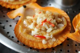 萝卜干切成小粒，同样放上扇贝。