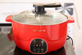 启动升降火锅，设置大火，烧开水。