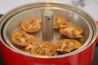 将扇贝放入火锅，设置中火，蒸4分钟出锅。