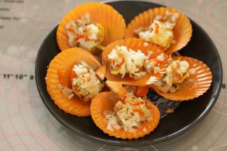 取出扇贝，装盘。