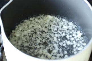 油下锅，放入蒜泥炒香。