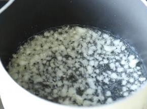 油下锅，放入蒜泥炒香。
