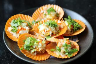 香菜切成小段，放上扇贝上，淋上盐水。