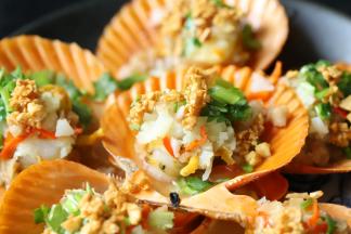 扇贝装盘，淋上蒜泥油。