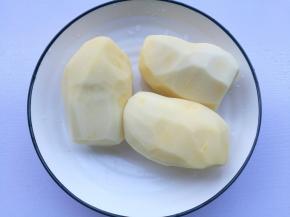 准备材料，土豆洗净去皮，葱蒜切末。
