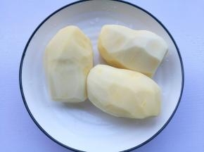 准备材料，土豆洗净去皮，葱蒜切末。
