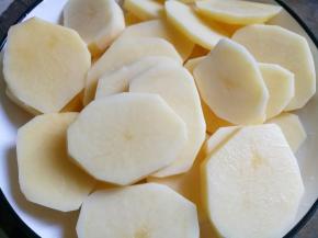 土豆切厚片。
