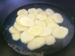 锅中水烧开放入土豆片煮一分钟。