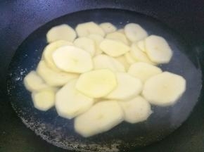 锅中水烧开放入土豆片煮一分钟。