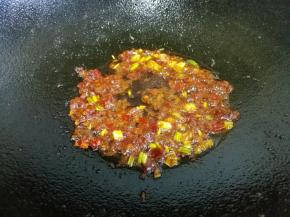 蒜末、葱白加一勺豆瓣酱炒出红油。