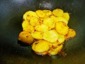 放入土豆片翻炒。