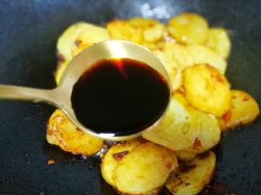 快熟时加入两勺生抽。