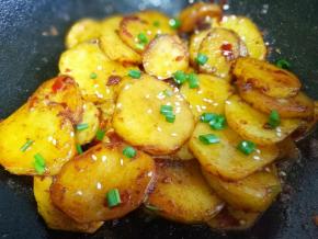 出锅前撒上芝麻和香葱。