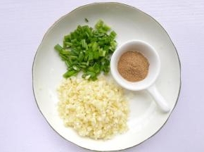 葱蒜切末。