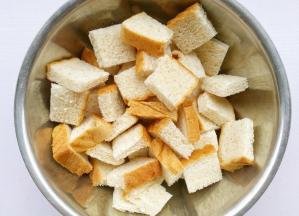 吐司倒入大盆中。