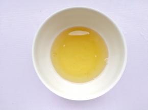 椰子油融化好。