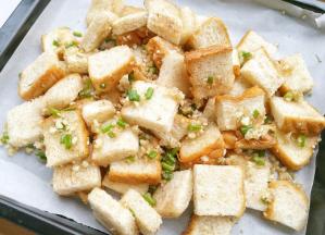 充分搅拌均匀，放入烤盘。