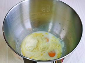 首先将牛奶，玉米油，鸡蛋液，倒入厨师机桶中，再加入奶粉，盐，糖。(盐与糖对角放)