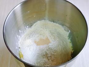 最后加入高筋面粉，顶部挖个小洞，放入酵母粉，再盖起来。