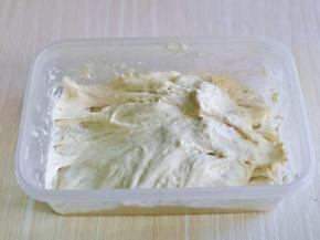 提前做好的波兰种，波兰种一般发酵12小时以上，所以我是前一天晚上做好放入冰箱冷藏室发酵的。