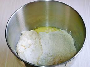 将发酵好的波兰种放入主面团厨师机桶中，启动厨师机2档揉面15分钟。