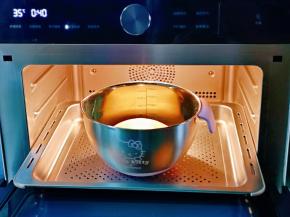 进行发酵，我是蒸烤箱35度发酵40分钟，如果室温发酵注意保持面团的湿度。